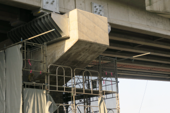 Repairing concrete
